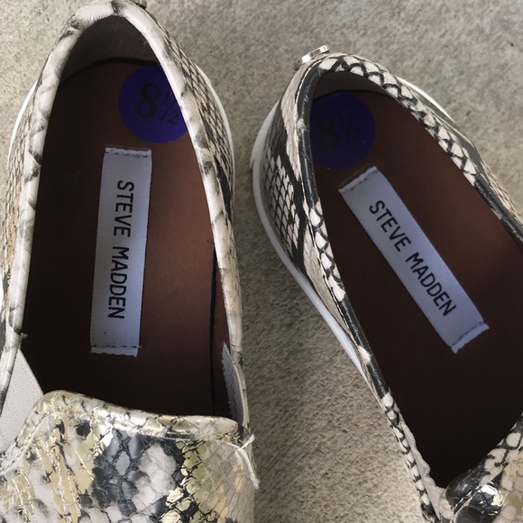 Steve Madden slip on snake like shoes size 8 1/2 - Picture 3 of 6